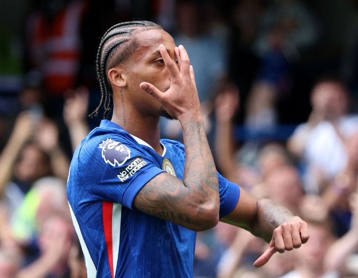 切尔西大胜维拉：罗塞尼尔盛赞球队表现并质疑判罚